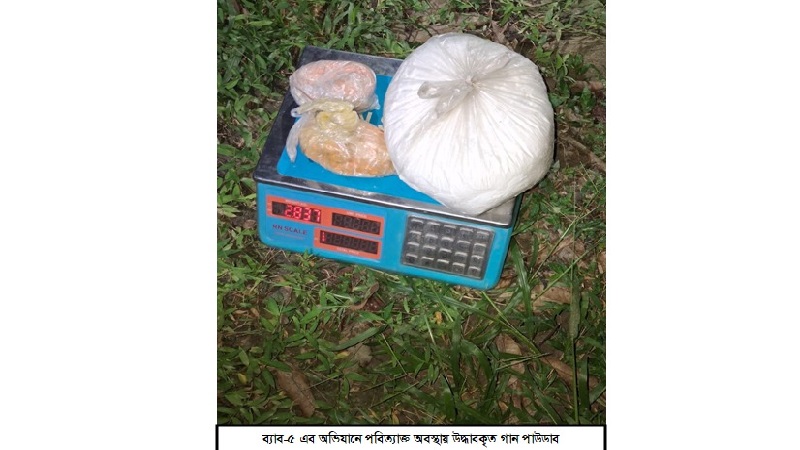 চাঁপাইনবাবগঞ্জে  র‌্যাবের অভিযানে ৫ কেজি গানপাওডার ও ১০ টি ককটেল উদ্ধার